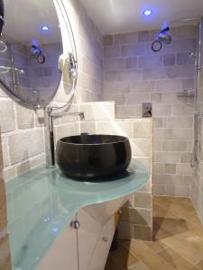 un baño con lavabo de tazón negro en una encimera en Mas D'Ange en Provence, en Les Taillades 44 fotos más
