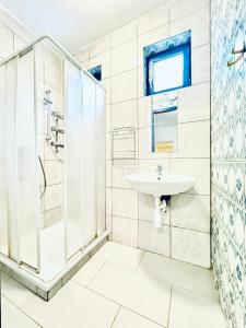 Ein Badezimmer in der Unterkunft Stylish 2BR Shared Apt, Sleeps 6 Direct City Access