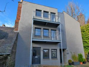 a building with a balcony on the side of it at Ash Residence - Lovely 2 spacious bedrooms city centre flat with private parking in Aberdeen