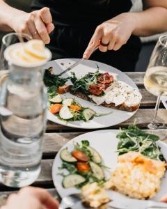 Jedlo v ubytovaní bed & breakfast alebo blízkom okolí