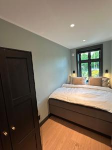 En eller flere senge i et værelse på Authentic Historic Luxury House