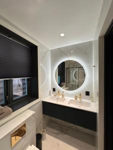 Et tv og/eller underholdning på Authentic Historic Luxury House + 23 billeder