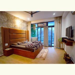 Postel nebo postele na pokoji v ubytování Kasauli Hill Crest By Xaria luxury 3Bed 2Bedroom