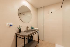 a bathroom with a sink and a mirror at Doce de Colón C in Requena