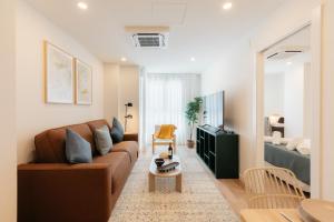 a living room with a couch and a table at Doce de Colón C in Requena