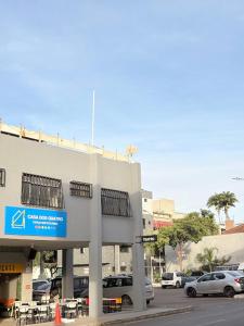 a gas station with cars parked in a parking lot at Apê Refúgio Urbano in Brasilia
