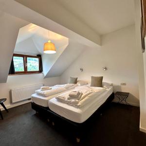 Postel nebo postele na pokoji v ubytování Marmotta Alpin hotel