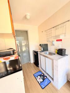a small kitchen with a sink and a counter at Apê Refúgio Urbano in Brasilia