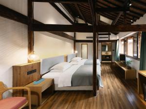 Un pat sau paturi într-o cameră la Hidden Moisture and Return to Simplicity Homestay in Mount Huangshan