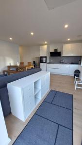 una grande cucina con armadi bianchi e un tappeto blu di Ferienwohnung Zur Hofreite Fewo 5 a Mörlenbach