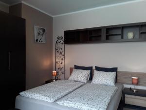 Posteľ alebo postele v izbe v ubytovaní Góry Sowie - Apartament na parterze z parkingiem