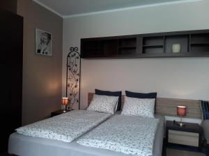 Posteľ alebo postele v izbe v ubytovaní Góry Sowie - Apartament na parterze z parkingiem