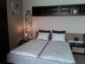 Posteľ alebo postele v izbe v ubytovaní Góry Sowie - Apartament na parterze z parkingiem