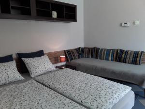 Posteľ alebo postele v izbe v ubytovaní Góry Sowie - Apartament na parterze z parkingiem