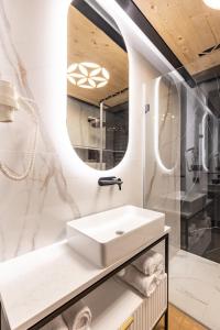 Bilik mandi di Tatry Residence & Spa