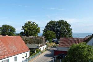 eine Luftansicht der Dächer von Häusern und des Ozeans in der Unterkunft Kamminke - Uns lütt Hus in Kamminke