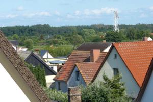 einen Blick auf die Dächer von Häusern in einer Stadt in der Unterkunft Kamminke - Uns lütt Hus in Kamminke + 36 Fotos