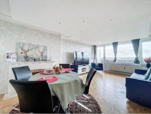 TV a/nebo společenská místnost v ubytování Chambre privée dans un Appartement central et partagé
