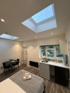 Køkken eller tekøkken på Westfield Shopping Studios - 129 - Chic City Escape