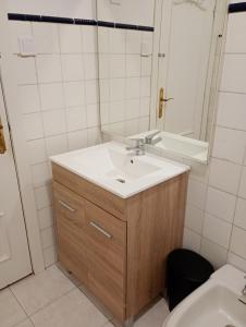 un baño con lavabo y espejo en Usera Habitaciones A, en Madrid