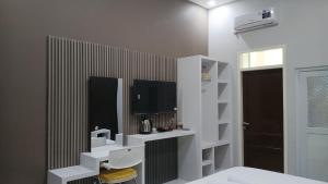 Μια τηλεόραση ή/και κέντρο ψυχαγωγίας στο Kiwi Guest House Palangka Raya