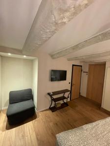 Μια τηλεόραση ή/και κέντρο ψυχαγωγίας στο Refurbished apartment in the Old Town, steps from the beach