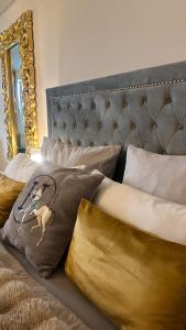 a bed with pillows on it with a mirror at Stilvolles Apartment nähe Messe Düsseldorf in Duisburg Süd in Duisburg +77 photos