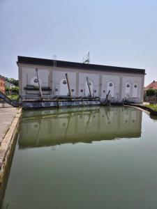 Afbeelding uit fotogalerij van Ferienwohnung Jelen - Kaffee - Tee - Lichthof - 135 qm in Kolbermoor