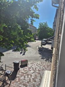 Afbeelding uit fotogalerij van Ferienwohnung Jelen - Kaffee - Tee - Lichthof - 135 qm in Kolbermoor