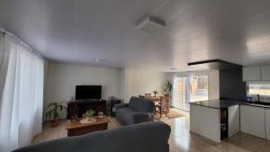 a living room with a couch and a table and a kitchen at Casa completa con muchas comodidades in Paysandú