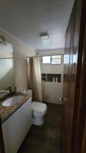 Ένα μπάνιο στο Casa completa con muchas comodidades