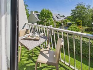a porch with a table and chairs on a balcony at 300 m de la plage - Appart pour 4 avec balcon in Beg-Meil