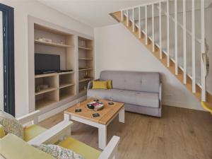 a living room with a couch and a table at 300 m de la plage - Appart pour 4 avec balcon in Beg-Meil