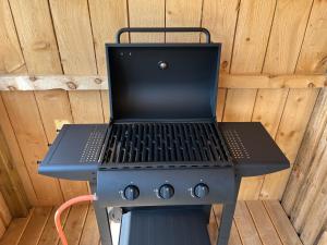 a black grill sitting on top of a table at Hærvejshallen Hytte 3 in Bække