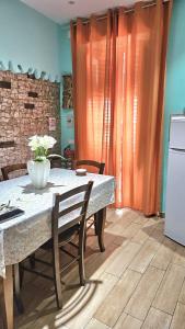 パレルモにあるCasa Porta Nuova 1989の花瓶に花が飾られたテーブルのあるキッチン