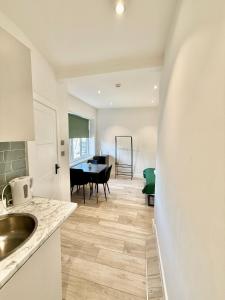 Køkken eller tekøkken på Westfield Shopping Studios - 129 - Chic City Escape