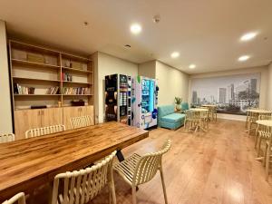 een grote kamer met een grote houten tafel en stoelen bij Loft Elegante y Centra en Bogotá in Bogota