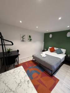 En eller flere senge i et værelse på Westfield Shopping Studios - 129 - Chic City Escape