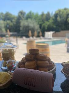 a pile of donuts sitting on top of a table at Studio à la campagne in Oreta