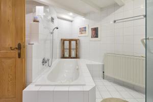 Koupelna v ubytování Bauernhaus am Pfänderhang mit Seeblick + 32 fotografií