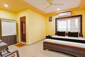 Ένα ή περισσότερα κρεβάτια σε δωμάτιο στο Super Hotel O Gopalapatnam Railway Station