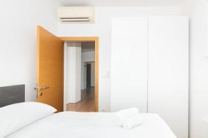 En eller flere senge i et værelse på GMS Apartment with Sea View Izola