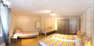 un salon avec deux canapés dans une pièce dans l'établissement FERIENHOF KATZENMAIER, Bauernhof- und Familienurlaub am BODENSEE, großzügig wohnen, MESSENAH und teils BARRIEREFREI, Spielangebot für drinnen und draußen, Parkplatz am Haus, gute ÖPNV-Anbindung, à Friedrichshafen