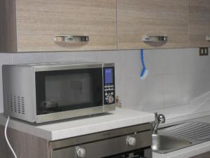 a microwave sitting on a counter in a kitchen at Pepita Flats in San Salvo