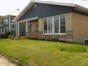 拜圣保罗艾斯普瑞特福莱特住宿加早餐旅馆的前面有草坪的房子