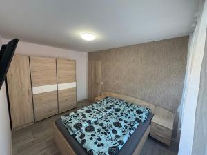 Posteľ alebo postele v izbe v ubytovaní Kohl Wellness Apartman