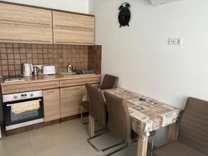 Kuchyňa alebo kuchynka v ubytovaní Kohl Wellness Apartman