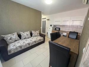 Kuchyňa alebo kuchynka v ubytovaní Kohl Wellness Apartman