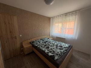 Posteľ alebo postele v izbe v ubytovaní Kohl Wellness Apartman