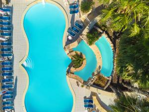 Xemxija Bay Hotel内部或周边的泳池